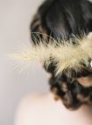 Cheveux femme avec décoration florale — Photo de stock