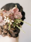 Cheveux de femme avec des tresses et des fleurs tissées — Photo de stock