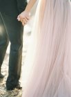 Couple nouvellement marié tenant la main — Photo de stock
