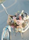 Bicicleta decorada com flores — Fotografia de Stock