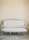 Бежевий vintage диван — стокове фото