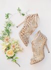 Zapatos de tacón alto nupcial con flores - foto de stock