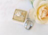 Elegant wedding rings on table — Stock Photo