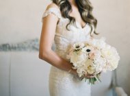 Bride holding bouquet — Stock Photo