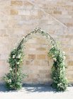 Arco decorado con flores - foto de stock