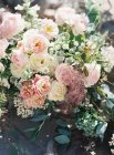 Eleganter Strauß mit Rosen — Stockfoto