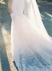 Наречена стоїть у весільній сукні — стокове фото