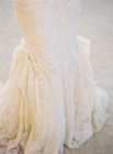Novia de pie en vestido de novia - foto de stock