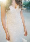 Жінка в весільній сукні на відкритому повітрі — стокове фото