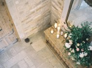 Винтажный комод украшен цветами — стоковое фото