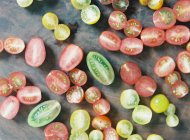 Tomates coupées de différentes couleurs — Photo de stock