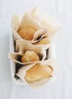 Frisch gebackene Laibe in Papiertüten — Stockfoto