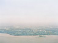 Береговая линия и земля с полями — стоковое фото