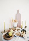 Прикрашений набір стіл зі свічками — стокове фото