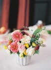 Свежий букет летних цветов — стоковое фото