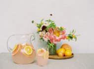 Bebida fresca con naranjas y ramo - foto de stock