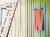 Beach hunt facade with leaned ladder — Stock Photo