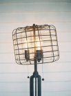 Reticolo contemporaneo lampada nera — Foto stock