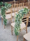 Stühle mit Zweigen dekoriert — Stockfoto