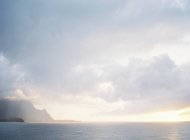 Isola lontana e promontorio di nuvole — Foto stock