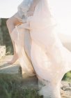 Femme en robe de mariée à l'extérieur — Photo de stock