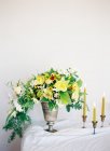 Buquê de flores e velas — Fotografia de Stock