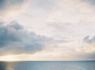 Nubes-capa sobre el océano tranquilo - foto de stock