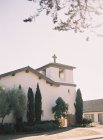 Edificio de la iglesia con cedros - foto de stock
