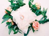 Обручальное кольцо на декоративной подушке — стоковое фото