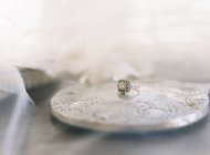 Винтажное обручальное кольцо с камнем — стоковое фото