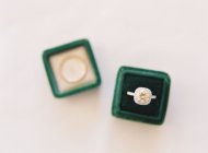 Обручальное кольцо в бархатной коробке — стоковое фото