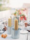 Holztisch mit Kerzen dekoriert — Stockfoto