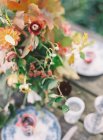 Floral arrangement with daisies — Stock Photo