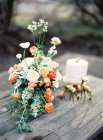 Gâteau de mariage avec des fleurs et des cerfs — Photo de stock