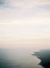 Vista aérea de la costa insular - foto de stock