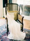 Весільна сукня на старовинному кріслі — стокове фото