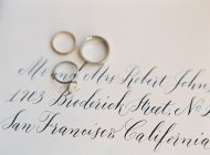 Anéis de casamento no cartão — Fotografia de Stock