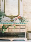 Cômoda vintage decorado com flores — Fotografia de Stock