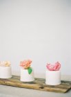 Gâteaux de mariage décorés de fleurs — Photo de stock