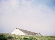 Farm building on hill top — Stock Photo