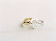 Элегантные свадебные кольца на столе — стоковое фото