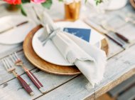 Assiette avec serviette décorative — Photo de stock