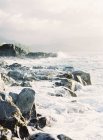 Praia rochosa com ondas — Fotografia de Stock