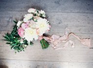 Bouquet da sposa con margherite — Foto stock