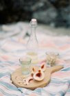 Pfirsich in Scheiben geschnitten auf Holzschneidebrett — Stockfoto