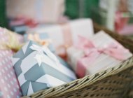 Geschenke in buntes Papier gewickelt — Stockfoto