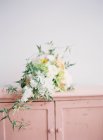 Bouquet élégant sur placard vintage — Photo de stock
