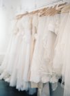 Повешение свадебных платьев — стоковое фото
