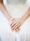 Noiva usando anel de casamento — Fotografia de Stock