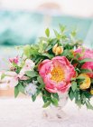 Bouquet di taglio fresco con peonie — Foto stock